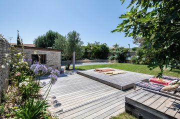 Sous le Rolling-Deck une autre terrasse en ipé de sorte qu'une fois fermée il ne reste qu'une belle étendue uniforme et d'une discrétion totale quant à la piscine.