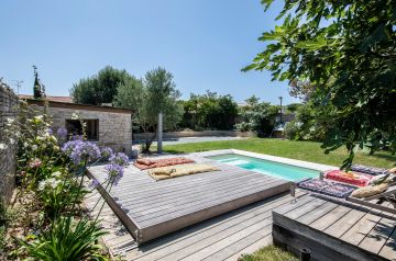 Sous l'ombre des arbres, on profite du calme des vacances et de cette superbe résidence secondaire sur l'Île de Ré.