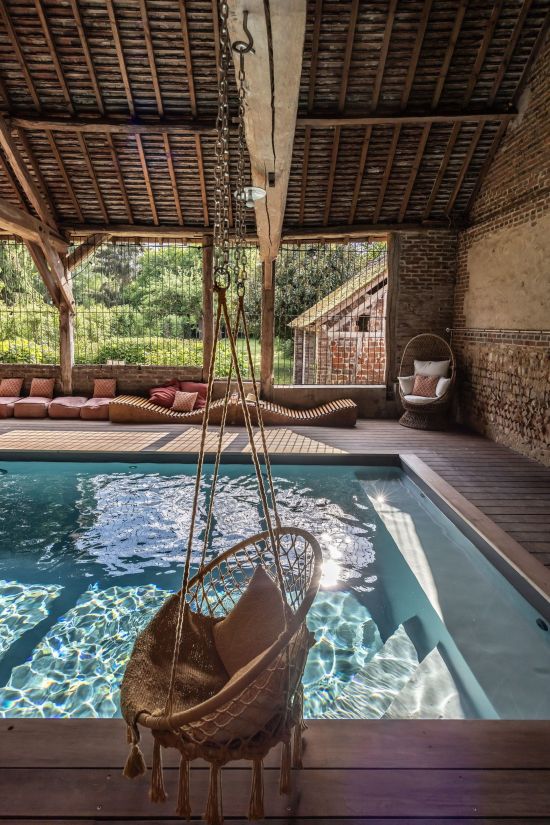 Dans une grange aux grilles ouvertes sur l'extérieur, cette Piscinelle est à l'abri des caprices de la météo dans son cocon.