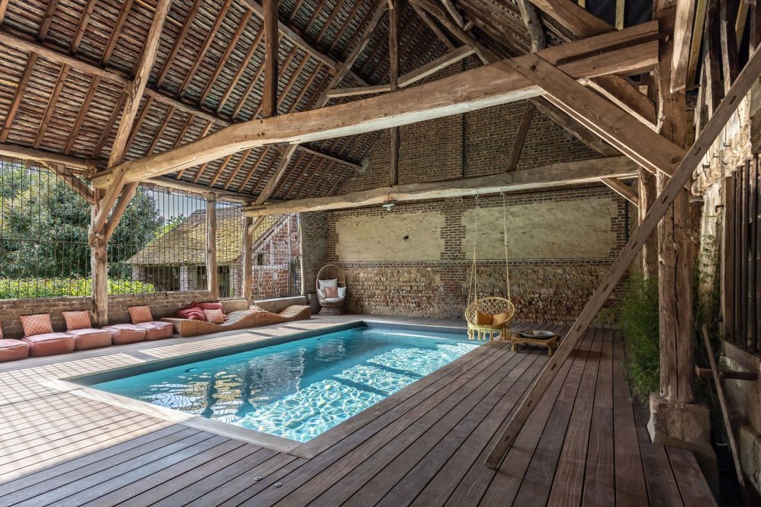 Prix spécial de la Piscine et du Spa 2025 - Catégorie Conservation du patrimoine. Piscine de forme angulaire moins de 40m². Ce projet illustre une nouvelle manière de penser la piscine : non pas comme un objet que l’on expose, mais comme un art de vivre que l’on cultive en toute intimité.(crédit photo : Fred Pieau).