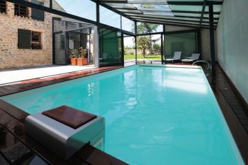 Rectangular indoor Piscinelle pool with a BT60