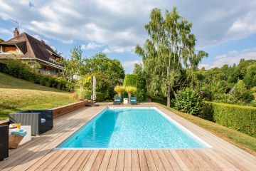 A fully renovated pool on the outskirts of Brussels - holiday-blue water adding cheer throughout the year!
