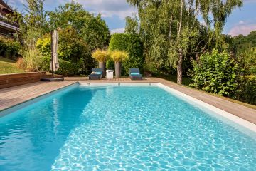 Piscine à l'esprit design, piscine à l'élégance simple, le plan d'eau est parfaitement mis à l'honneur sans fioritures superflues pour un résultat à l'esthétique évident.