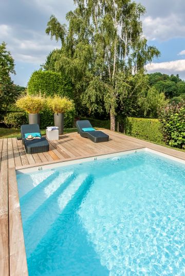 Comme une ode à la lumière, cette Piscinelle est l'exemple même de la sobriété technique au service de l'harmonie générale du paysage. La piscine est équipée d'une nage à contre-courant pour les plus sportifs des convives !