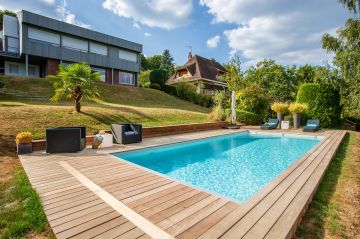 As part of the renovation, a pit-mounted slatted cover was added to the pool, an automated safety device that is very easy to use.