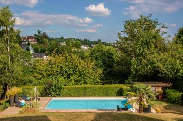 La piscine est comme un rectangle bleu le plus pur possible, aux angles tendus et détonnant par rapport au vert du jardin.