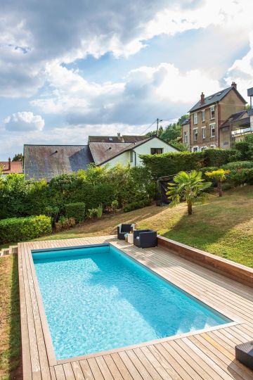 Proche de Bruxelles, cette rénovation complète d'une Piscinelle transmet une force sereine et respire les après-midis de farniente et de bonheur en famille et entre amis.