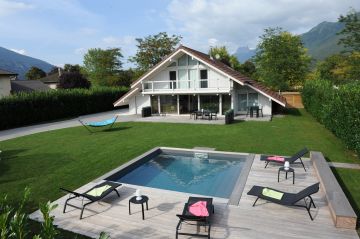 Square Piscinelle pool with an ipe deck

