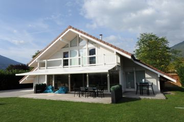 A wooden chalet whose lines echo those of the pool.

