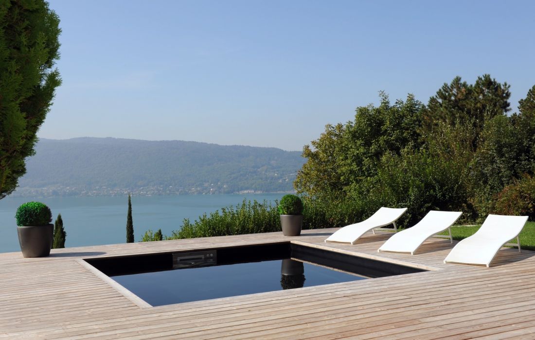 Petite piscine carrée avec un liner noir.