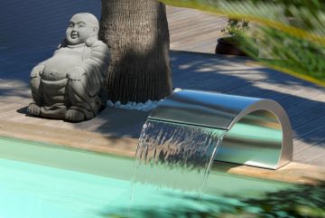 Piscine avec une lame d'eau et un liner sable.