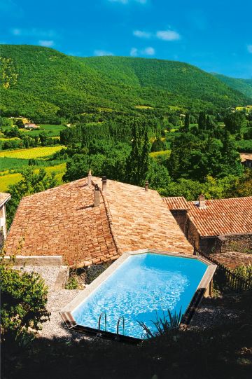 Piscine octogonale Rg avec une vue imprenable sur la campagne 