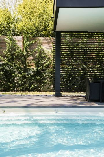 L'esprit moderne. Cette piscine et sa maison contemporaine aux lignes tendues et épurées sont à la fois l'héritage d'une culture architecturale et l'avant-gardisme d'une nouvelle culture piscine.