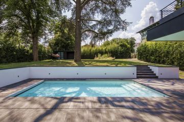 With its clear, shadow-patterned water and white walls, the spirit of this pool is anchored in colour shades and simplicity.