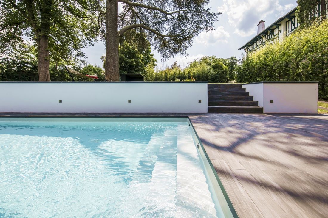 L'escalier de la piscine est comme le prolongement de celui qui arrive du jardin plus haut... discret et pratique il permet le farniente les jours d'été.