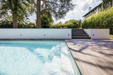 Descendre quelques marches du jardin, fouler la terrasse de carrelage chaude de soleil, poser un premier pied sur l'Escabanc de sa Piscinelle, s'abandonner tout entier à l'eau... un songe d'été devenu ici réalité.