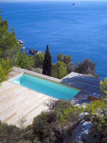 Piscine design au bord de mer