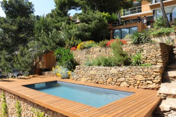 Piscine hors-sol dans une restanque à Marseille.