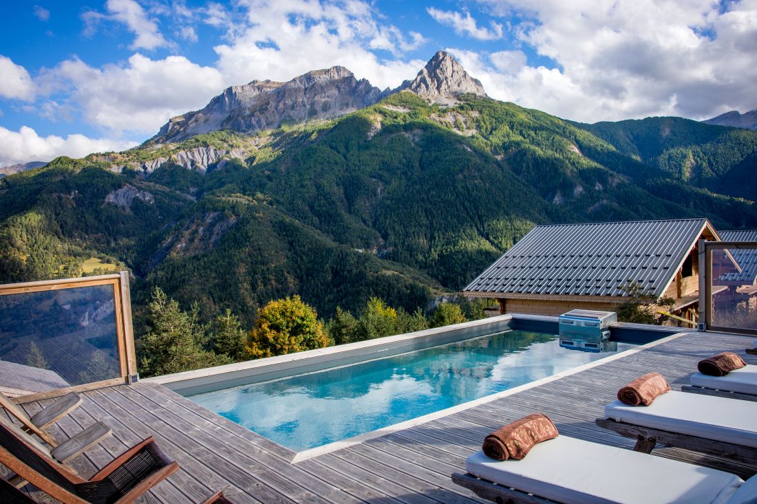 Pas un refuge mais c’est tout comme, ce Gîte de haute montagne dans la station de sport d’hiver de Pra Loup s'est équipé d’une Piscinelle avec vue pour les belles journées d’été et les soirées ensoleillées.