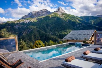 Piscinelle donnant sur les montagnes
