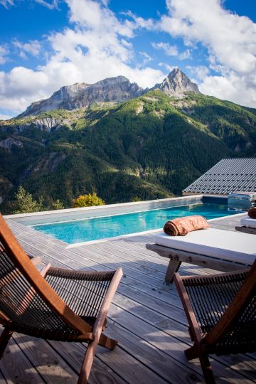 Terrasse avec transat donnant sur la piscine
