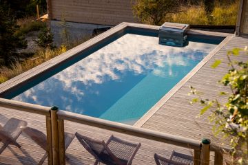 Piscinelle reflétant les nuages
