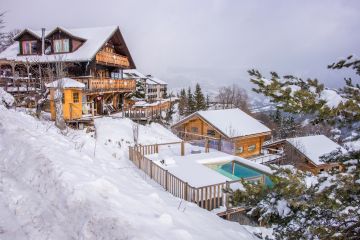 Station de ski sous la neige
