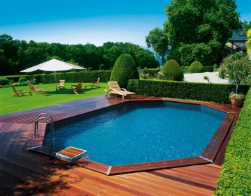 Piscine octogonale Rg avec une terrasse en bois