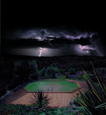 Piscine octogonale Rg pendant un orage 