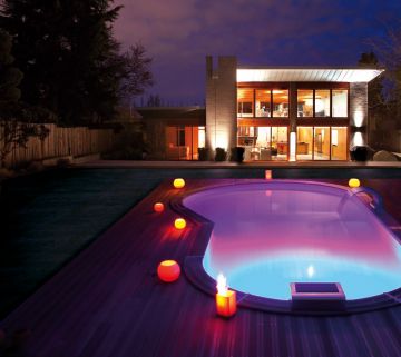 Piscinelle de nuit réalisée en aluminium, métal non-ferreux et non sujet à la rouille.