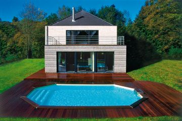 Piscinr Rg avec une terrasse en bois