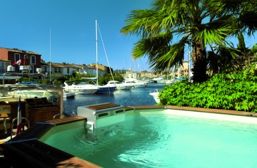 Piscinelle Rg4 semi-inground pool in Port Grimaud