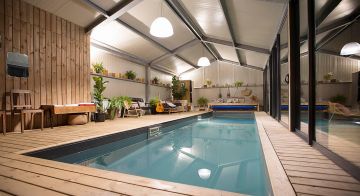 La piscine est chauffée et accessibles aux clients du gîte toute l'année... même à la nuit tombée.