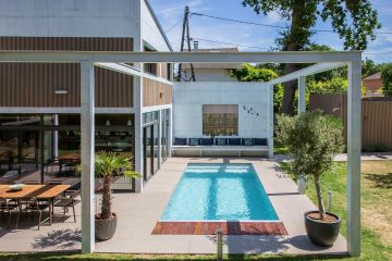 Toute en lignes droites, la piscine prend des airs mathématique et évoque une toile de Mondrian dans sa parfaite géométrie.