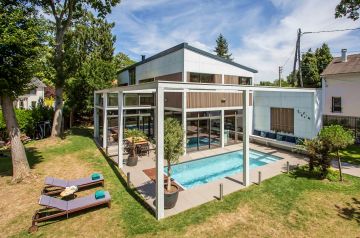 Intégrée dès les premiers plans, la piscine a été anticipée dans le projet d'architecte de construction comme un élément essentiel de la maison.