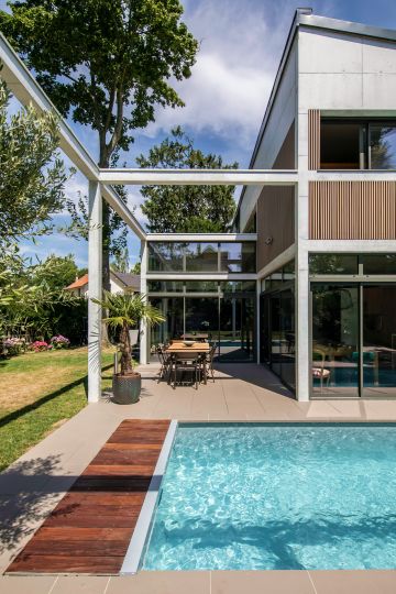 Cette maison d'exception dans les Hauts-de-Seine accueille une Piscinelle d'exception comme naturellement.