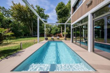 Et si le luxe c'était une piscine qui se fond dans un quotidien et lui apporte la sérénité du ruissèlement d'un cours d'eau...