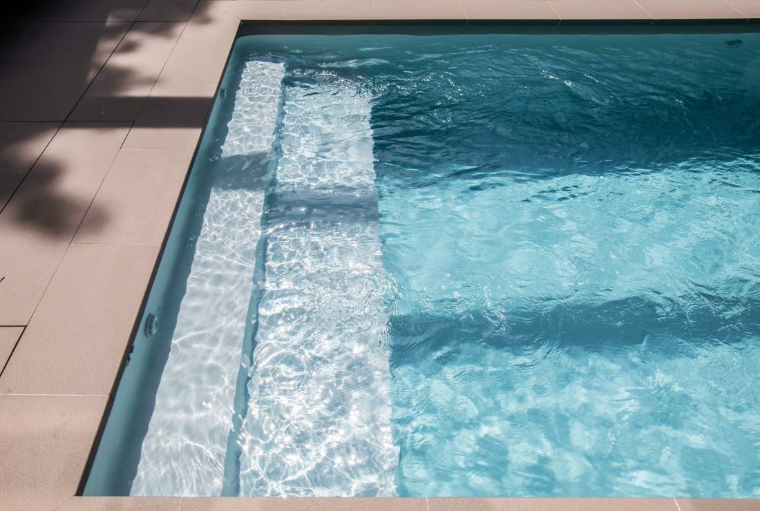 7.5m x 3m Piscinelle Cr with a 2-step Escaplage (33cm, 55cm) and steel-grey liner.