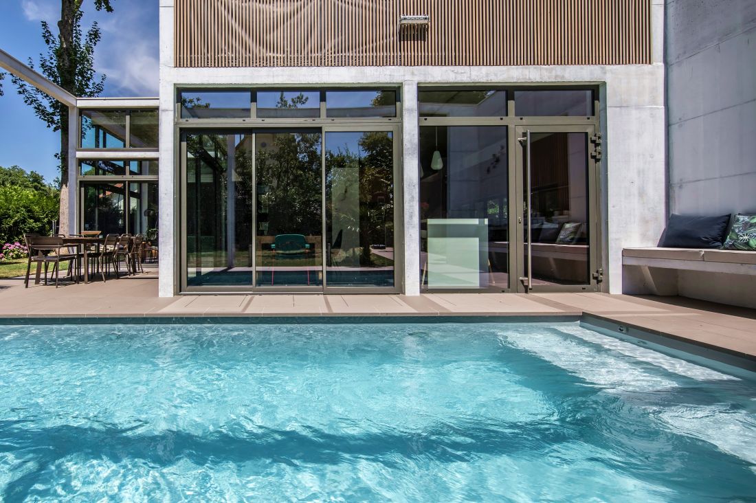 Piscine d'architecte avec un liner gris acier.