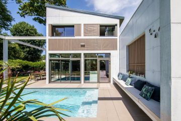 With its crisp lines, minimalist design and contemporary materials, this pool forms part of a whole that achieves perfect consistency.