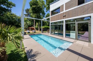 L'espace piscine a été traité dans le prolongement de la maison et comme une pièce à part entière mais qui serait en extérieur.