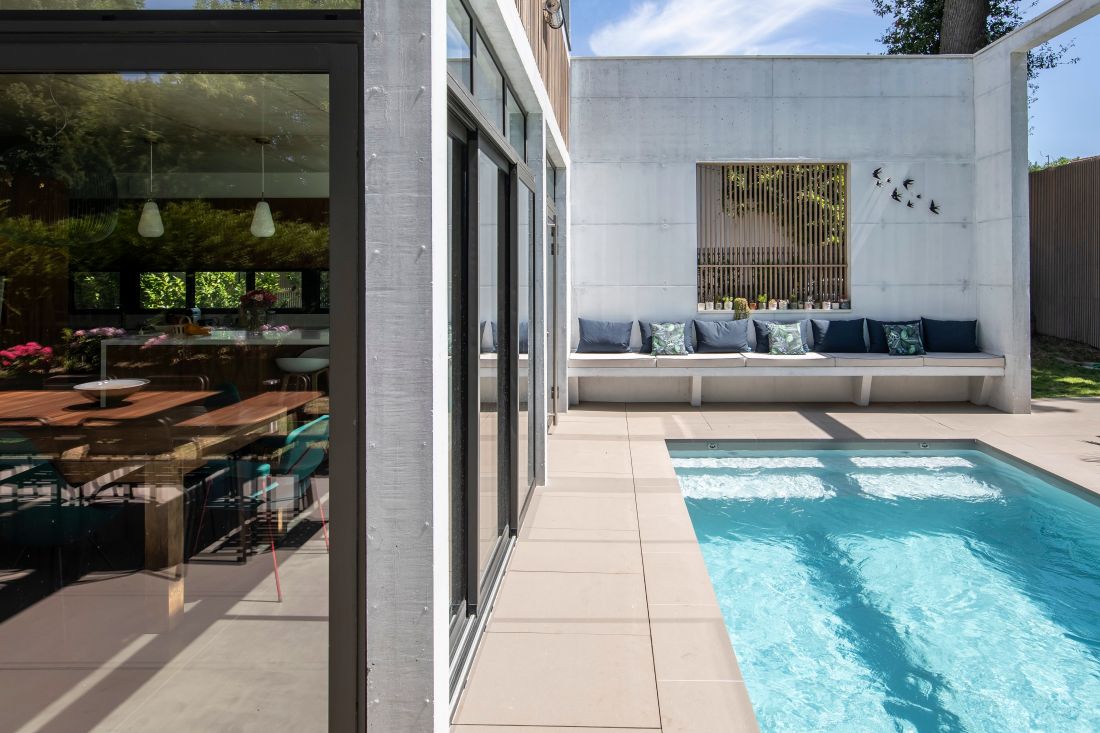 Intégrée au projet de construction de la maison, la piscine a été dessinée entièrement sur-mesure pour s'adapter aux spécificités du projet et respecter la démarche architecturale globale.