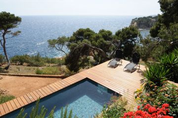 La couleur des fleurs vient embellir cette piscine