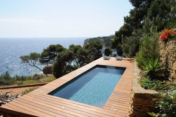 Les spots sur la terrasse viennent illuminer la piscine de nuit