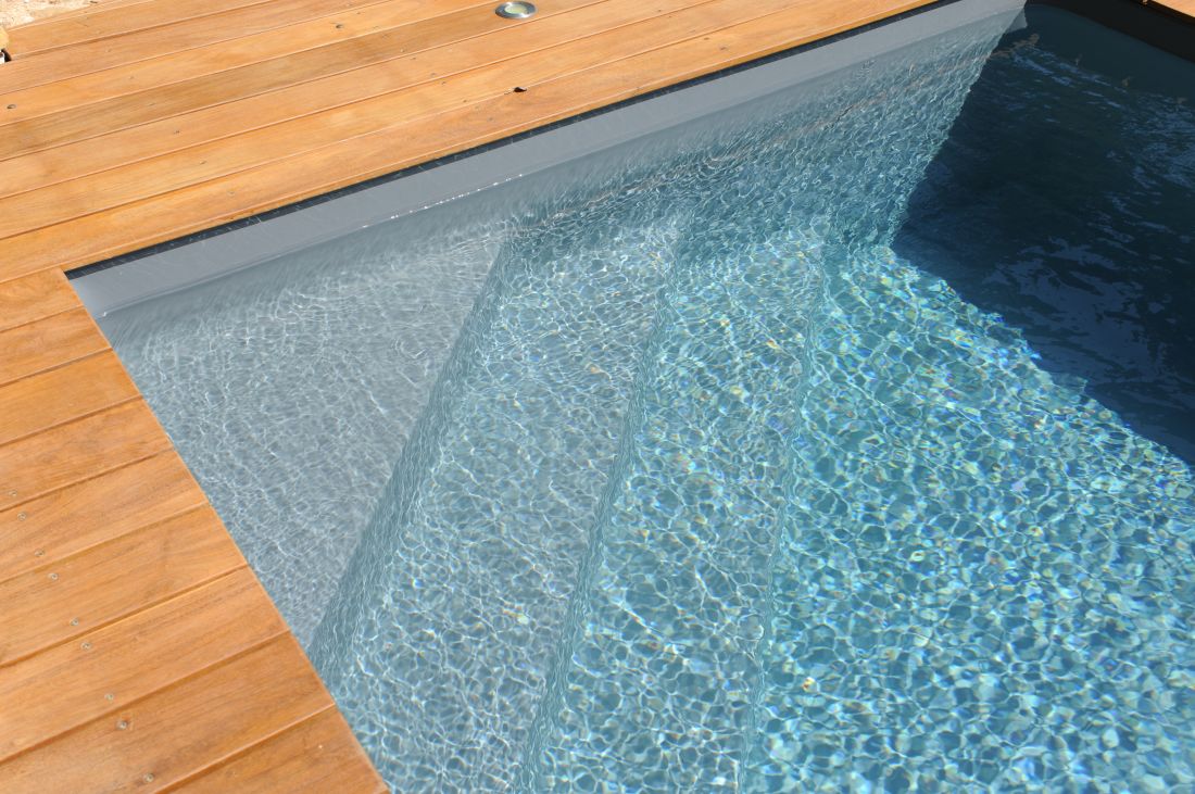 Piscinelle Cr6 with a 3-step corner Escabanc (66cm, 33cm, 33cm) and slate-grey liner.