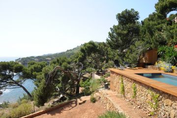 Dans la chaleur et le ciel bleu du Sud de la France