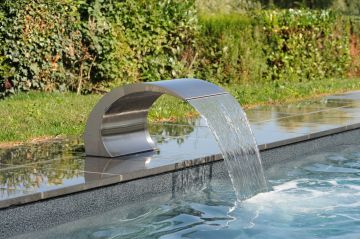 The pool is equipped with a Piscinelle water curtain made of 316L stainless steel giving everything a light, elegant feel.