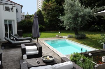 Piscine rectangulaire dans un petit jardin