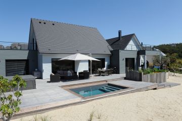 Directement reliée à la plage la piscine et sa terrasse mobile offrent un sentiment de simplicité naturelle.