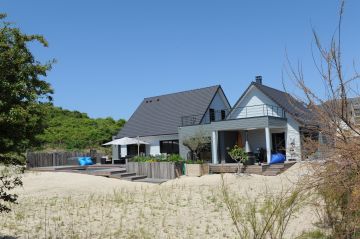 Rooted in the landscape, the house, Piscinelle pool and Rolling-Deck are made of eco-friendly materials that blend in with their surroundings.